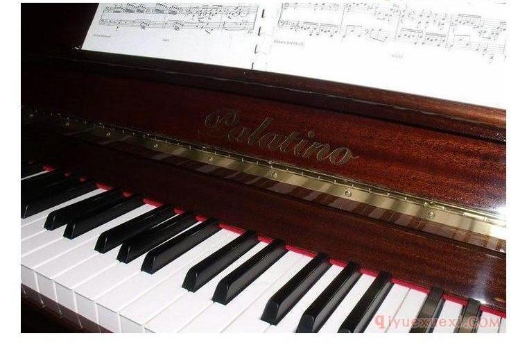 关于自然重量的运用的要求是整只手臂的放松自如,从肩部的舒展下垂,到整个手臂的协调下垂,通过放松灵活的手腕调节,然后由手指把手臂重量传入键盘。 (1):认识体会到手臂的自然重量 以前倾上身的坐姿,把两只手臂完全放松地垂下去。此时手臂好像是从肩部自然垂挂下来的物体。在空气中随意摆动,晃动,而血都涌向了手掌,通向了指尖。体会到手臂的自然重量后,我们就要把这个自然重量用到弹琴上去。接下来手指就要发挥它的功能和作用了。 (2):手指要承受并支撑整只手臂的重量 手指的三个小关节微微凸起,尤其是处于手掌部位的指根关节(以下简称