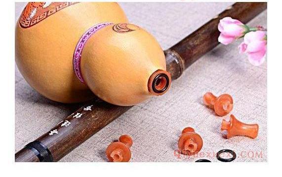 如何吹出葫芦丝的轻？
