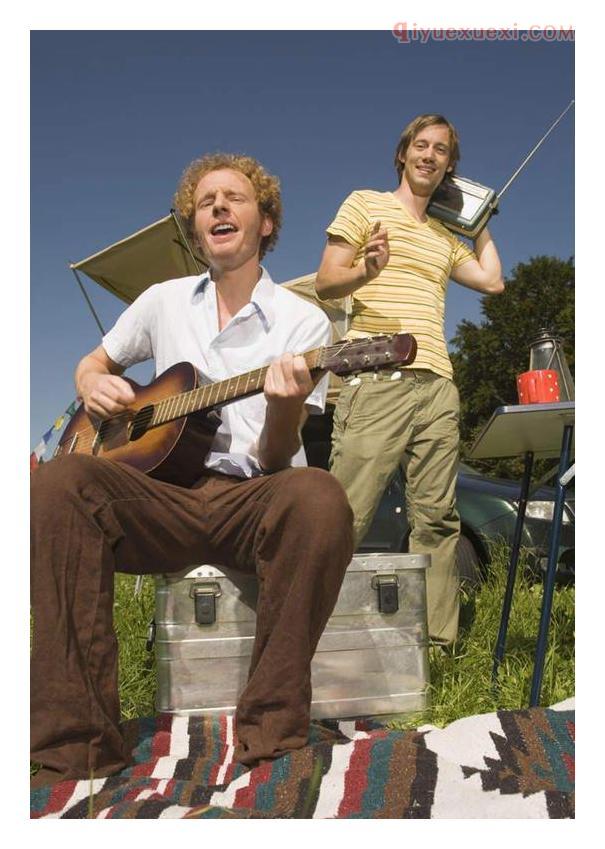 吉他弹唱表演时的姿势指导