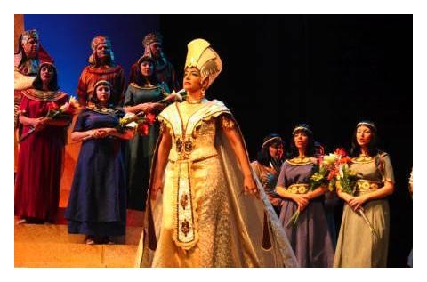 Grace Echauri as Amneris in Phoenix Opera's production of 'Aida'. Photo © 2009 Victor Massaro